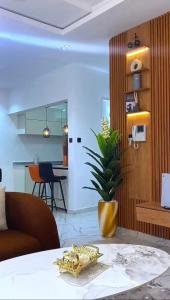 een woonkamer met een tafel met een plant erin bij 3 bedroom apartment, Ikate in Lekki