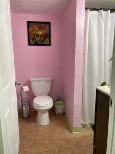 Et badeværelse på Chic City apartment in Providence + 15 billeder