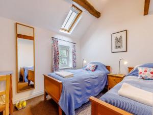 Postel nebo postele na pokoji v ubytování 2 Bed in Buxton 79146