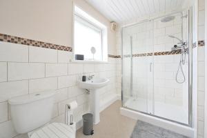 BradshawにあるSleek and Stylish 3 Bed in Bolton-Garden-Parkingのトイレ、洗面台、シャワー付きのバスルーム +17枚の写真