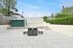 un patio con sillas, una mesa y un banco en Sleek and Stylish 3 Bed in Bolton-Garden-Parking, en Bradshaw