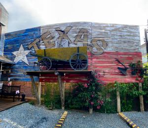 a mural of a cart on the side of a wall at Pousada Vila do Cowboy in Penha