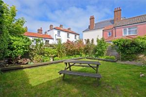 un tavolo da picnic nel cortile di una casa di Holly Cottage a Cromer