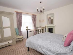 Un dormitorio con una cama, un espejo y una silla. en 2 bed property in Appledore DOLPH, en Appledore