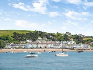 Un grupo de barcos en el agua cerca de una playa. en 2 bed property in Appledore DOLPH, en Appledore