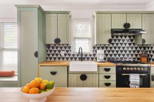 Una cocina con un bol de fruta en una mesa. en Brooklyn Bungalow, en Atlanta