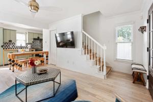 Una sala de estar con una mesa y un televisor. en Brooklyn Bungalow, en Atlanta