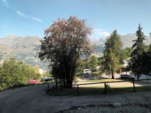 a park with trees and mountains in the background at Résidence Cachette - Superbe 2 pièces cabine 4 personnes à Arc 1600, proche des pistes et proche des commerces MAE-7831 in Arc 1600