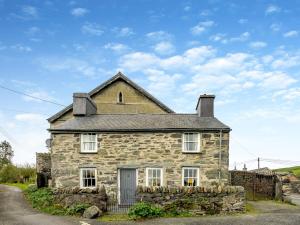 una vecchia casa in pietra sul ciglio di una strada di 2 Bed in Betws-y-Coed SKN03 a Yspytty-Ifan