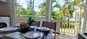 a dining room with a table with a bowl of fruit at Studio Luxe vue mer in Le Gosier