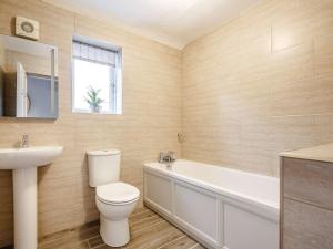 a bathroom with a toilet and a tub and a sink at 3 Bed in Bala 88351 in Frongoch +6 photos