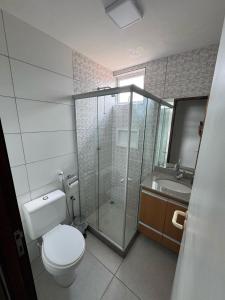 ein Badezimmer mit Toilette, Dusche und Waschbecken in der Unterkunft Villa Hípica Resort Gravatá - Apartamento 701 in Gravatá