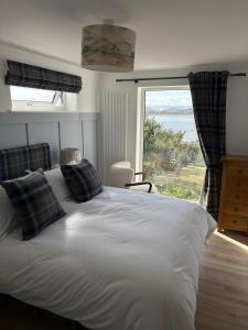Katil atau katil-katil dalam bilik di Seaside Retreat - Quiet Seafront Spot with Free Parking