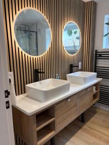 Bilik mandi di Seaside Retreat - Quiet Seafront Spot with Free Parking