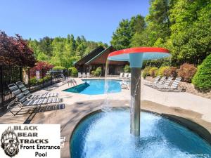 a pool with a frisbee fountain in the middle at Black Bear Tracks in Gatlinburg