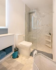 Un baño con inodoro y ducha de cristal. en Caribbean Heaven at Hard Rock Hotel, en Punta Cana