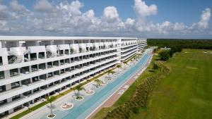 vistas al exterior de un gran edificio con piscina en Caribbean Heaven at Hard Rock Hotel, en Punta Cana