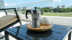 Una cafetera sobre una mesa sobre una mesa en Caribbean Heaven at Hard Rock Hotel, en Punta Cana