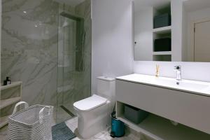 Un baño con inodoro, lavabo y ducha. en Caribbean Heaven at Hard Rock Hotel, en Punta Cana 24 fotos más