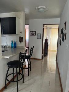 een keuken en eetkamer met een tafel en stoelen bij Habitacion comoda en departamento planta baja in Guadalajara +4 foto's