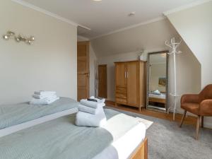 Un dormitorio con dos camas y un espejo. en Ferienhaus in Tönning, en Tönning