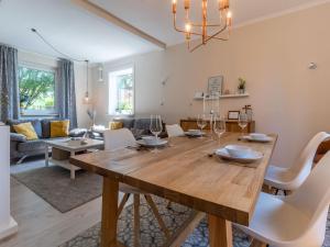 comedor y sala de estar con mesa de madera y sillas en Ferienhaus in Tönning, en Tönning