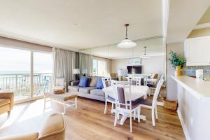 Un comedor y sala de estar con vista al mar. en Pelican Isle 209, en Fort Walton Beach