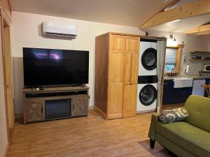 un soggiorno con TV a schermo piatto su un centro di intrattenimento di Still Point in the Woods ad Ashland