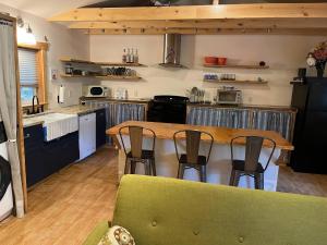 una cucina con un tavolo e delle sedie in legno di Still Point in the Woods ad Ashland