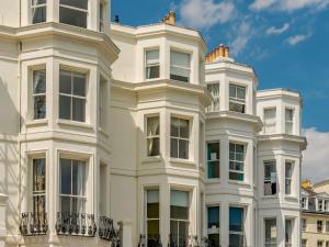 un edificio blanco con ventanas blancas y un cielo azul en 1 Bed in Eastbourne 88047, en Eastbourne