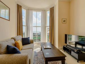 Una sala de estar con un sofá y un televisor. en 1 Bed in Eastbourne 88047, en Eastbourne