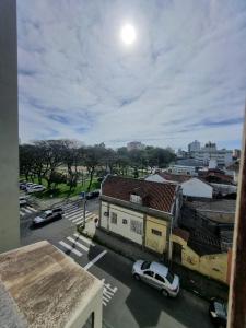Blick auf eine Stadt mit einem Auto auf einem Parkplatz in der Unterkunft Apartamento 01 dormitório, mobiliado, equipado in São Leopoldo