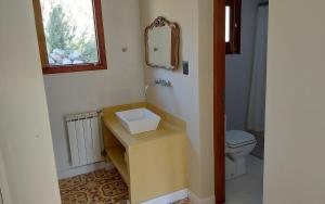 Bilik mandi di FINCA LA CARLA Posada de Altura