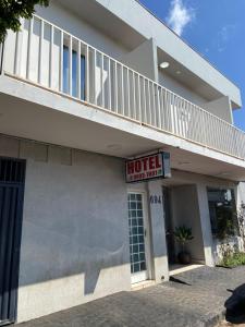 ウベルランジアにあるUne Hotelのバルコニー付きのホテルの建物