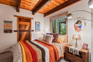 ein Schlafzimmer mit einem Bett und einem Fenster in der Unterkunft Retro Retreat, BBQ, Patio with Outdoor Seating! in Lake Arrowhead