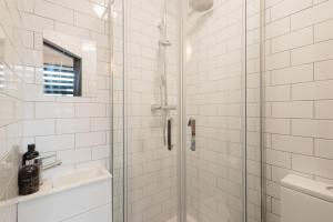 Bilik mandi di 2 Bed 2 Bath Home, Garden, Parking, Sleeps 6, Fast Wifi, Smart TV