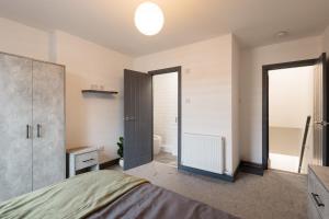 Katil atau katil-katil dalam bilik di 2 Bed 2 Bath Home, Garden, Parking, Sleeps 6, Fast Wifi, Smart TV