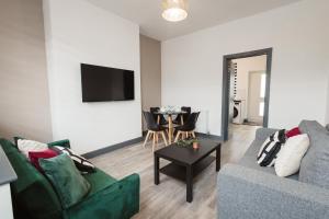 Televisyen dan/atau pusat hiburan di 2 Bed 2 Bath Home, Garden, Parking, Sleeps 6, Fast Wifi, Smart TV