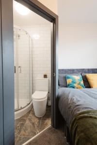 Bilik mandi di 2 Bed 2 Bath Home, Garden, Parking, Sleeps 6, Fast Wifi, Smart TV
