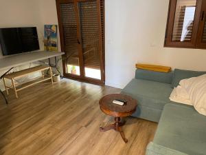 a living room with a couch and a table at Apartamento Robledo de Chavela Plaza 1A in Robledo de Chavela