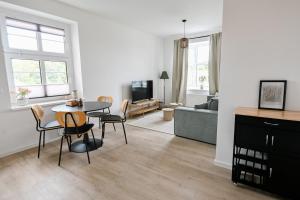 リューベックにあるCharmante 2-Zimmer-Wohnung am Wasser & Altstadtのテーブルとソファのあるリビングルーム