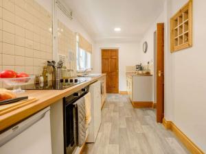 Η κουζίνα ή μικρή κουζίνα στο 3 Bed in Ferryside 88784 +18 φωτογραφίες