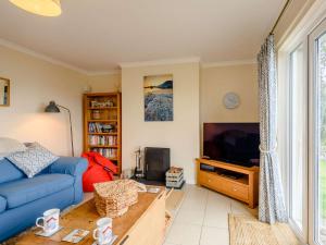 TV a/nebo společenská místnost v ubytování 3 Bed in Harlech 42153