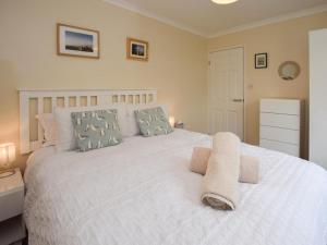 Postel nebo postele na pokoji v ubytování 3 Bed in Harlech 42153