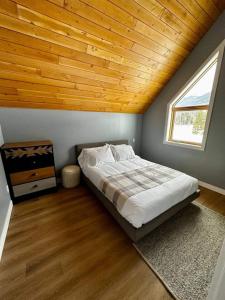 Giường trong phòng chung tại Pur Lodging Mountain Cabin 2- Private Hot Tub