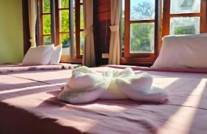 Una cama o camas en una habitación de Koh Phaluay Eco Resort