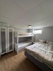 Katil atau katil-katil dalam bilik di Basement apartment in beautiful Volda
