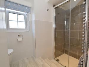 Koupelna v ubytování 3 Bed in Burton Bradstock DC055 + 11 fotografií