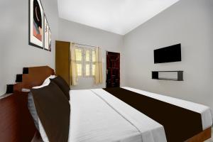 Postel nebo postele na pokoji v ubytování Hotel O MPS Lodge