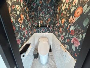 a bathroom with a toilet with floral wallpaper at MGBACE - Vacation STAY 19466 in Kubo +9 photos